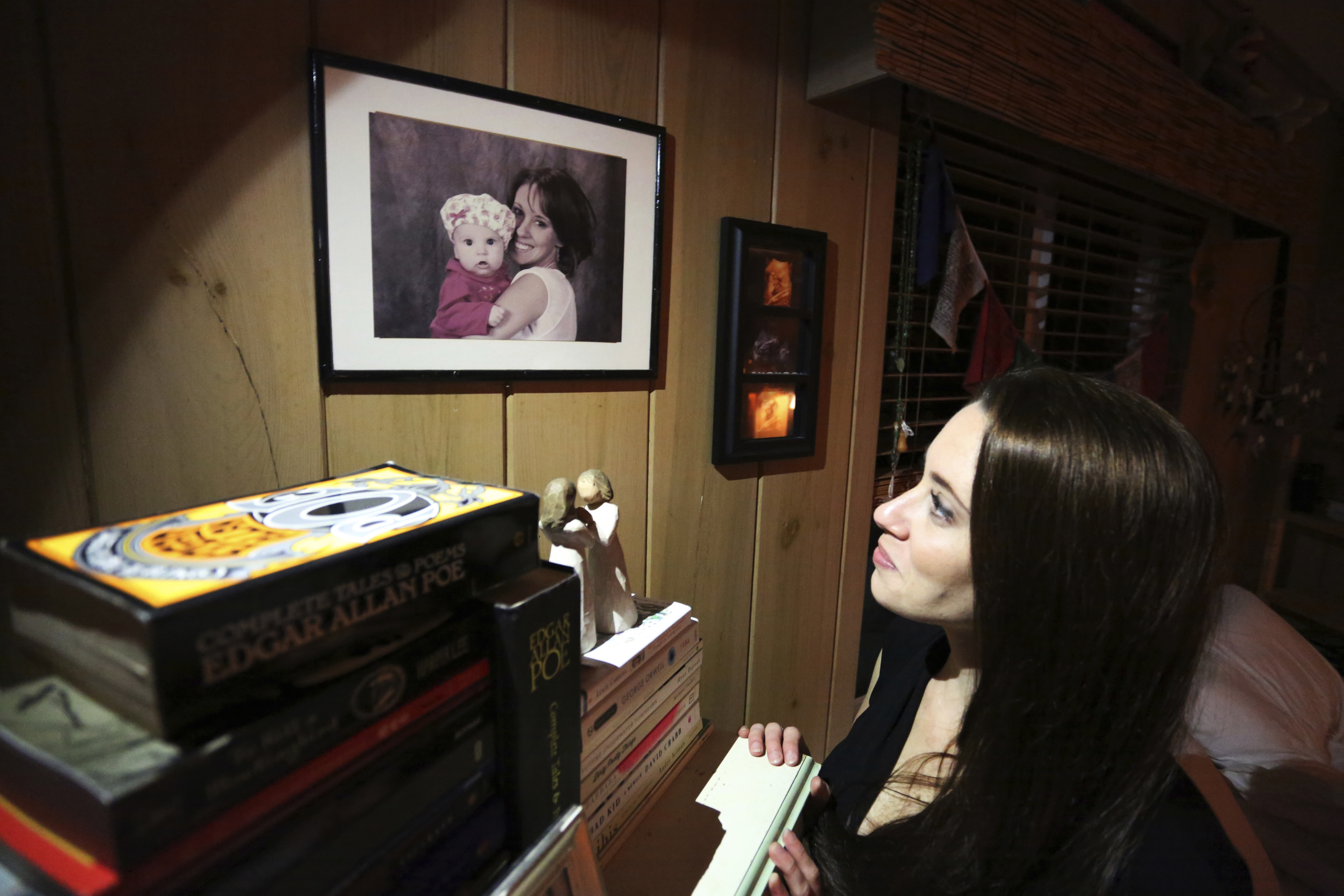 Casey Anythony looks at photo of her with 2-year-old daughter Caylee at her West Palm Beach home in 2017