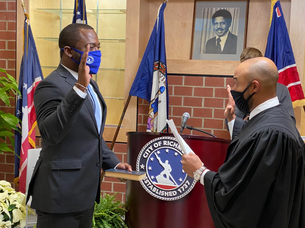 Levar Stoney swearing in.jpg