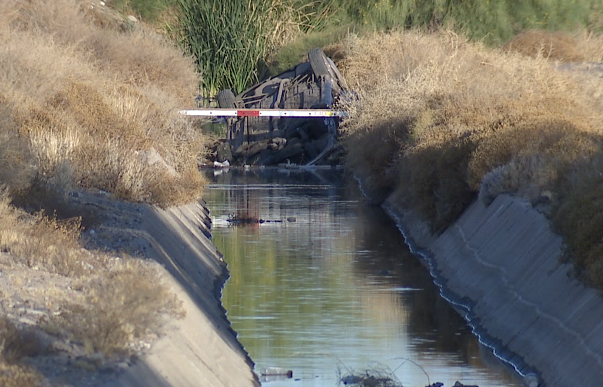 Woman hurt after crashing into Tolleson-area canal