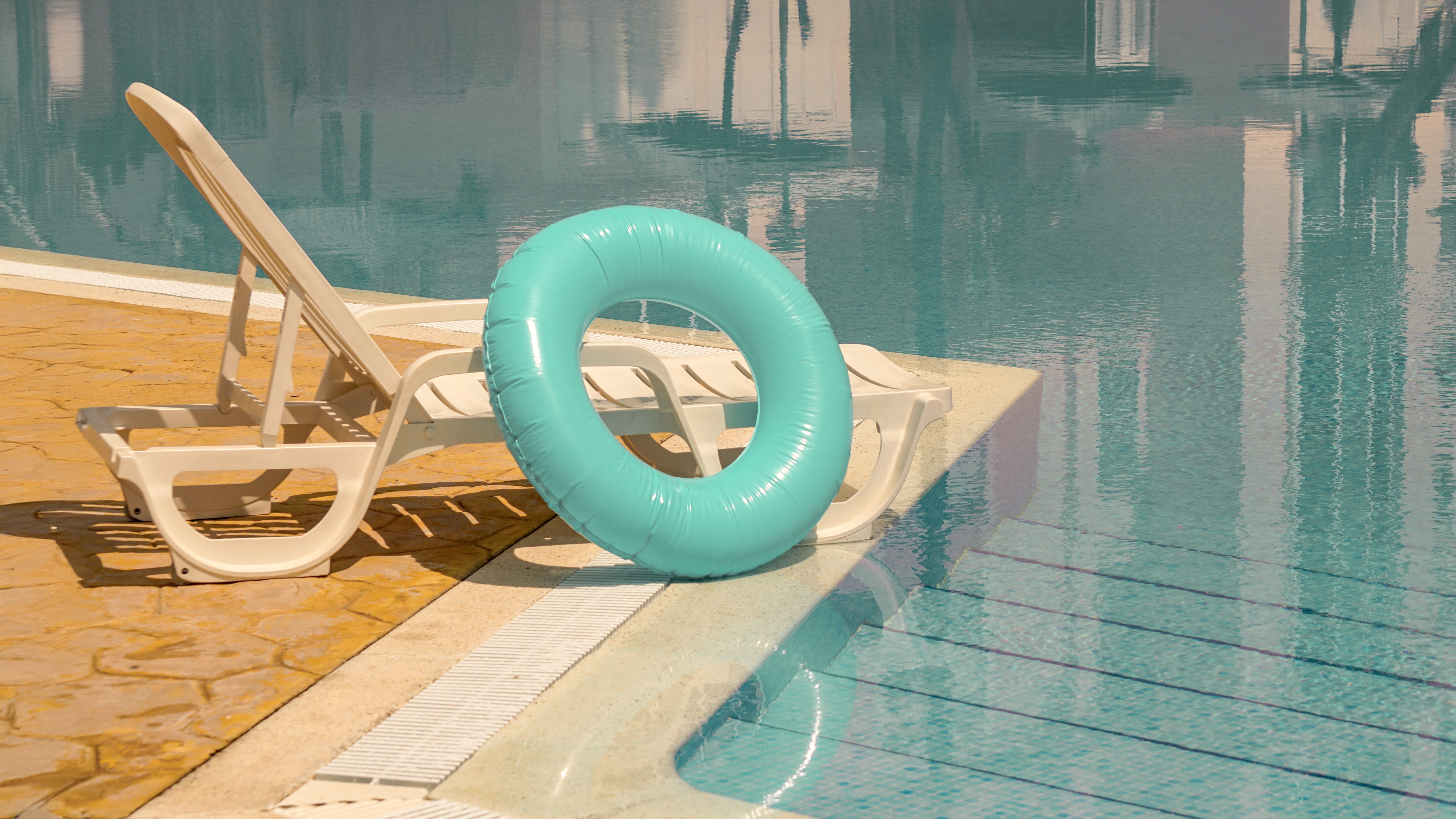 Relaxing,Summer,Moment,,Hands,Resting,On,A,Retro,Pool