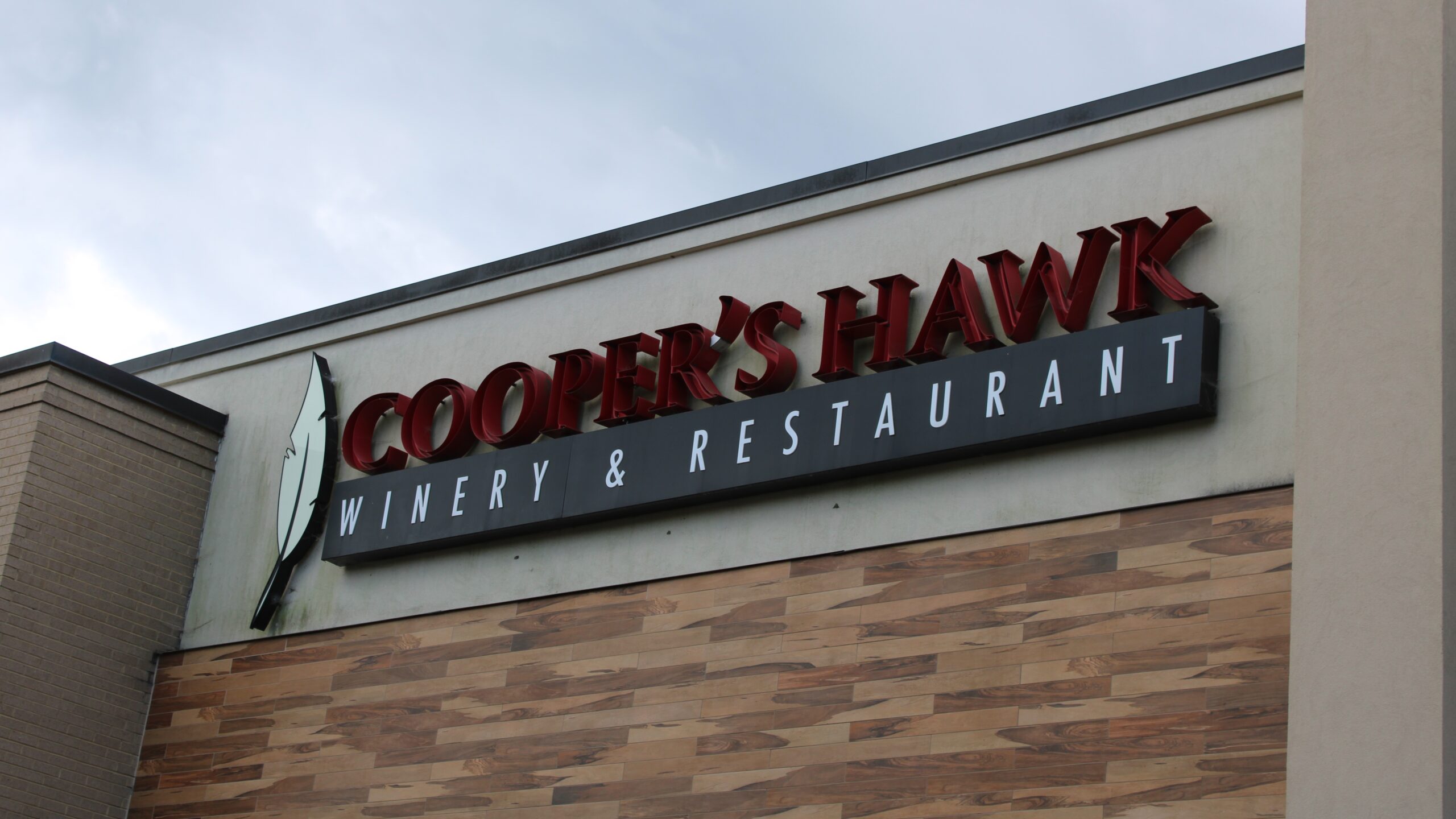 Cooper’s Hawk wine bar