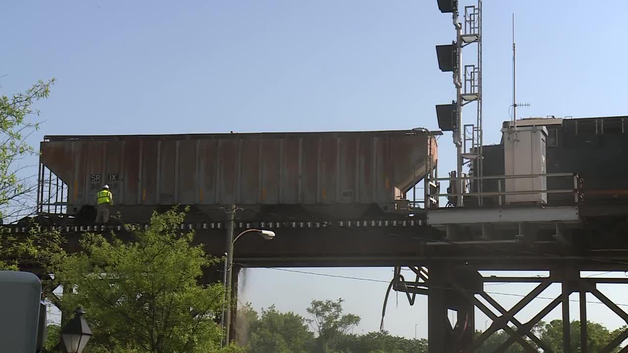 Grain rains from tracks after 3 freight cars plunge off bridge into Richmond canal 