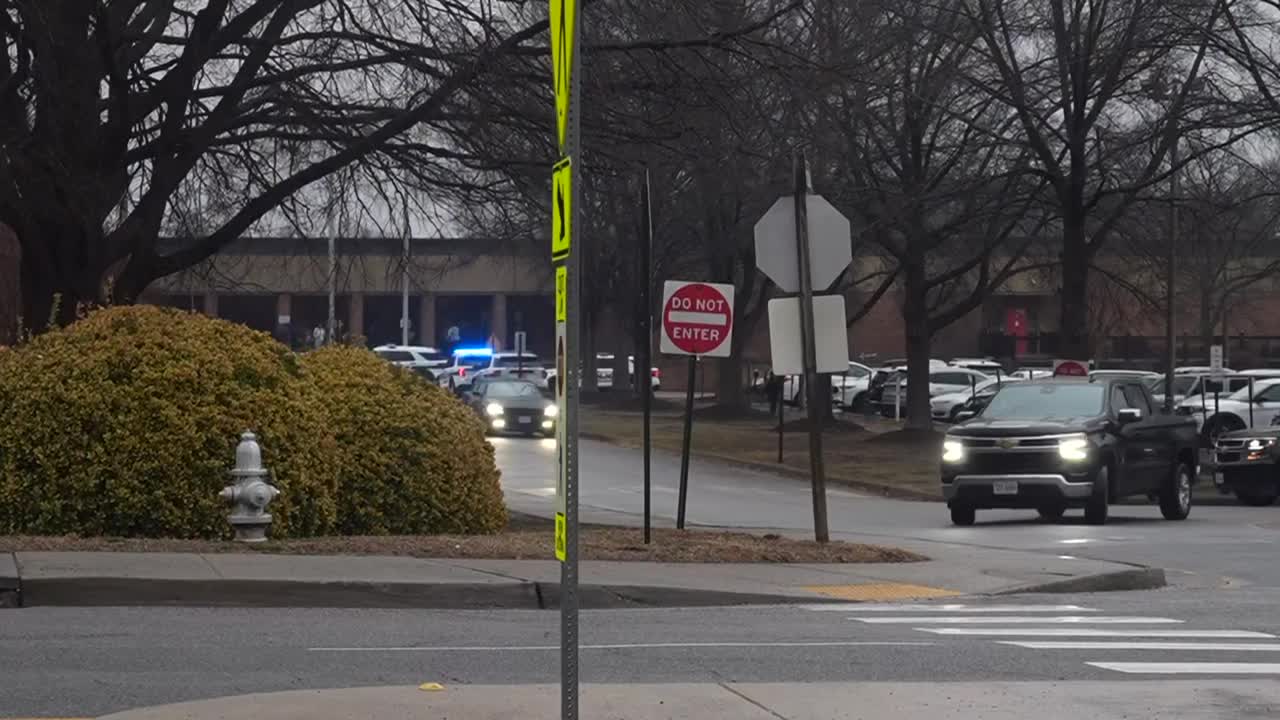 Hermitage High School police on scene 01.jpg