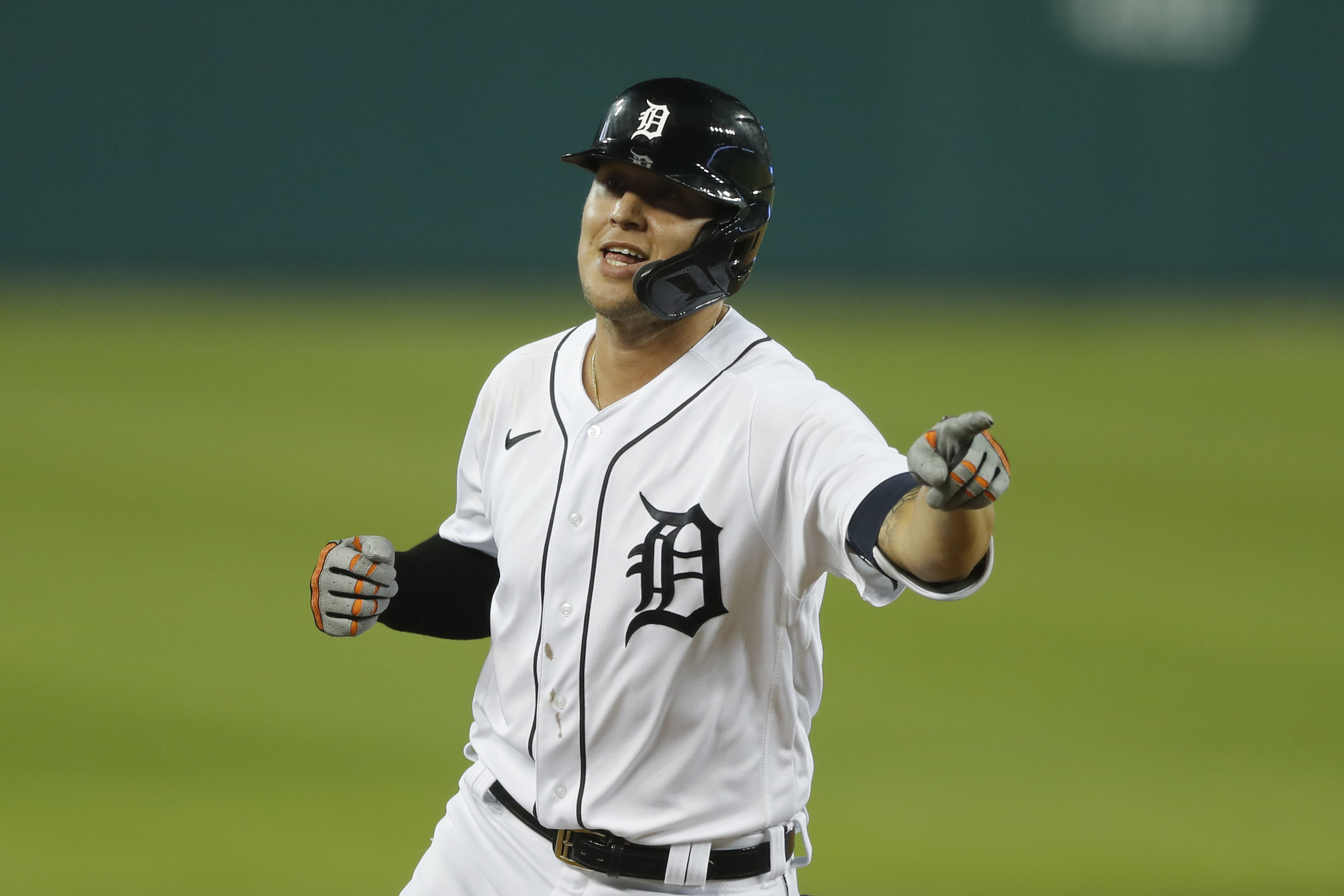 JaCoby Jones, Jonathan Schoop lead Tigers in rally past Royals