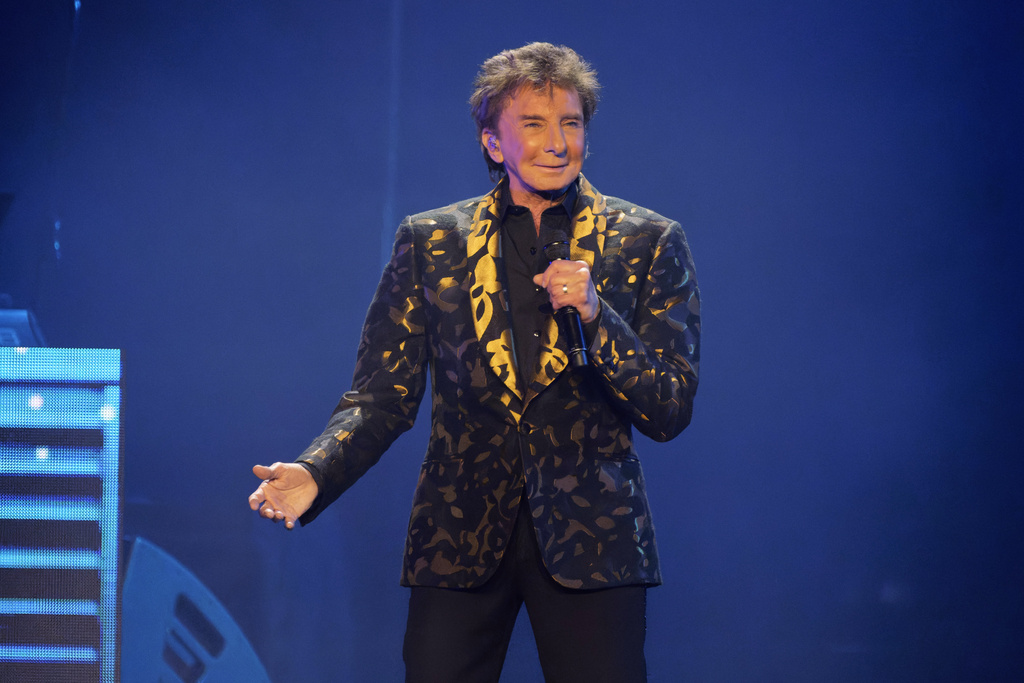 Barry Manilow performs.