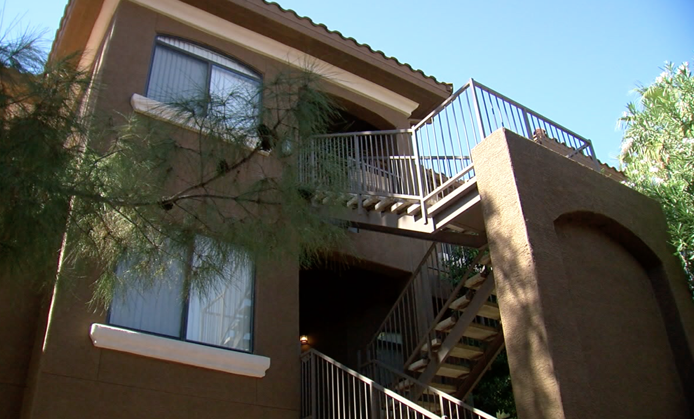 Man shoots at neighbors, accidentally shoots self instead 