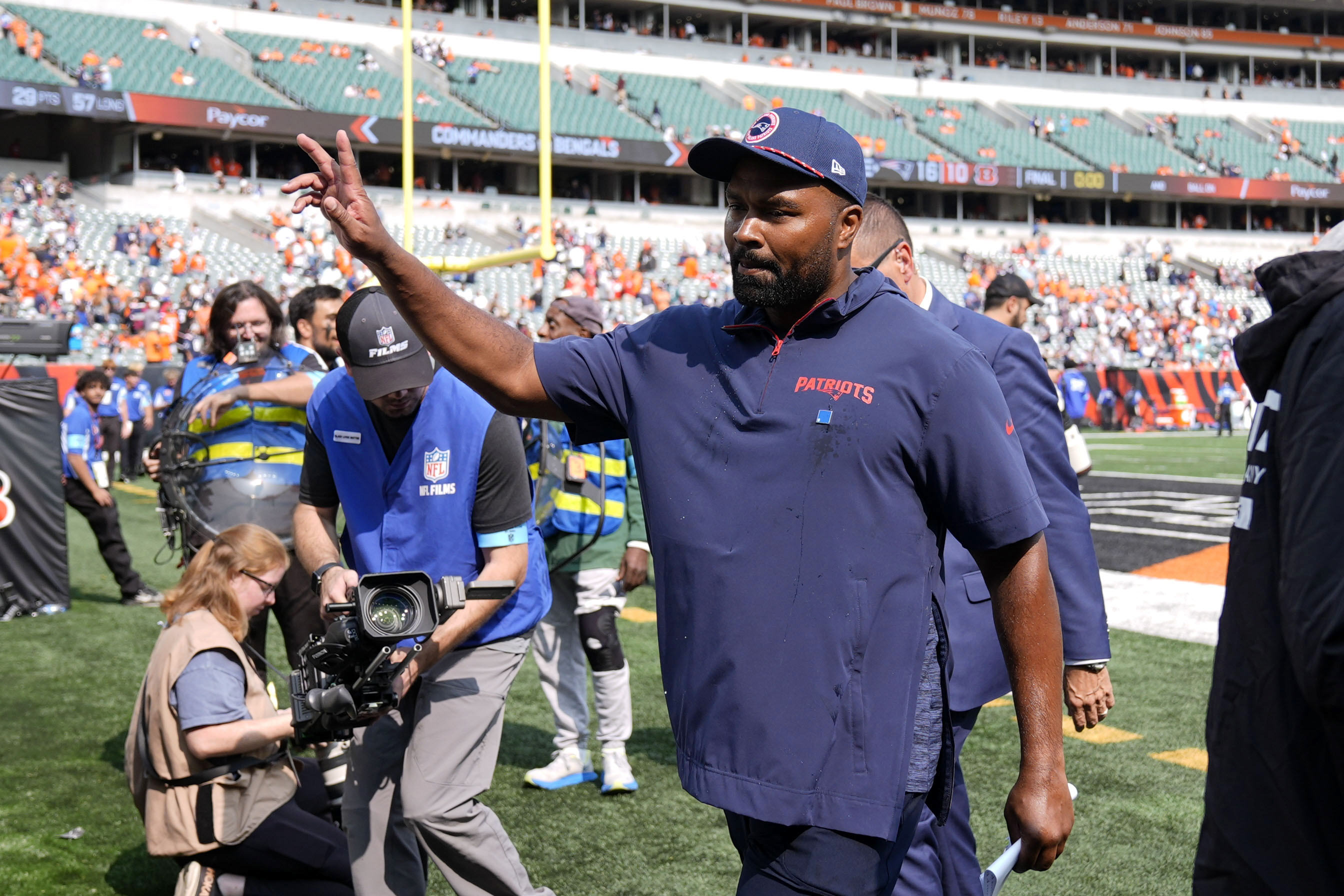 Patriots Bengals Football Jerod Mayo