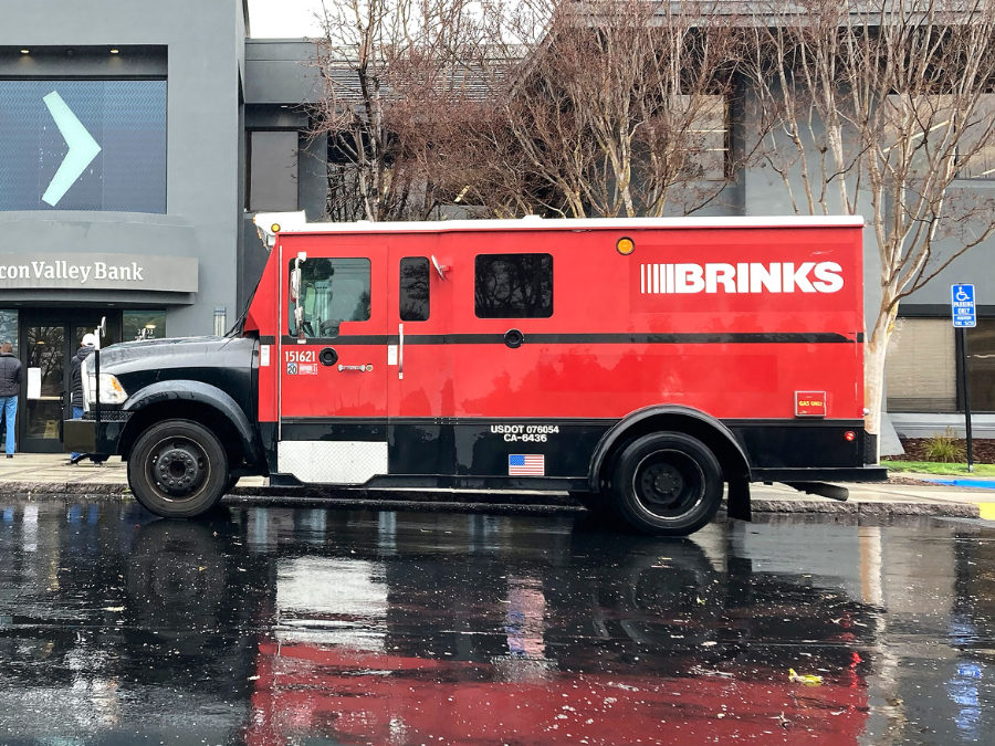 brinks_armored_car_truck_ap.png