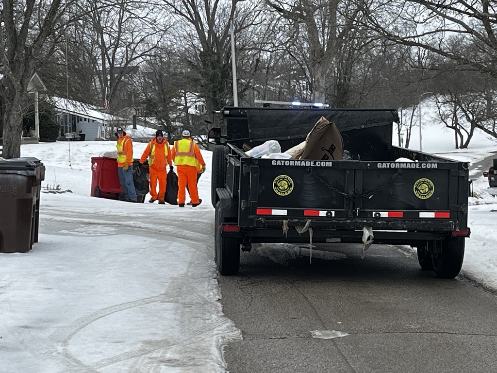 Jessamine Co. inmates collecting trash