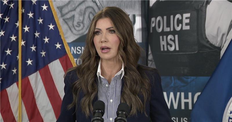 DHS Secretary Kristi Noem brings ICE arrest update to Bradenton, protestors push for rights