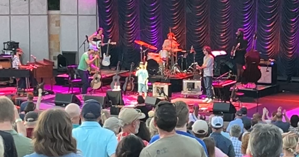 7-year-old sings with Amos Lee at Frederik Meijer Gardens