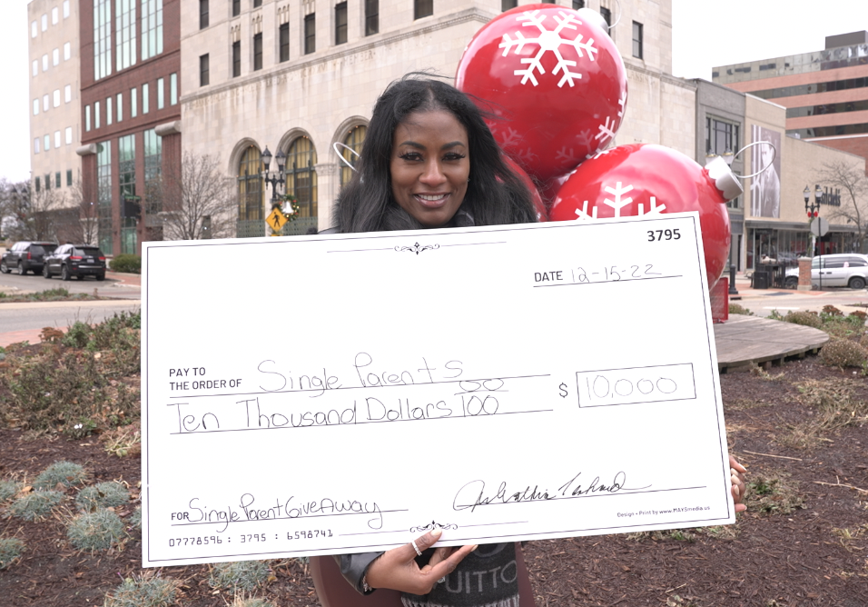 Reality show star gives away $10,000 to single parents