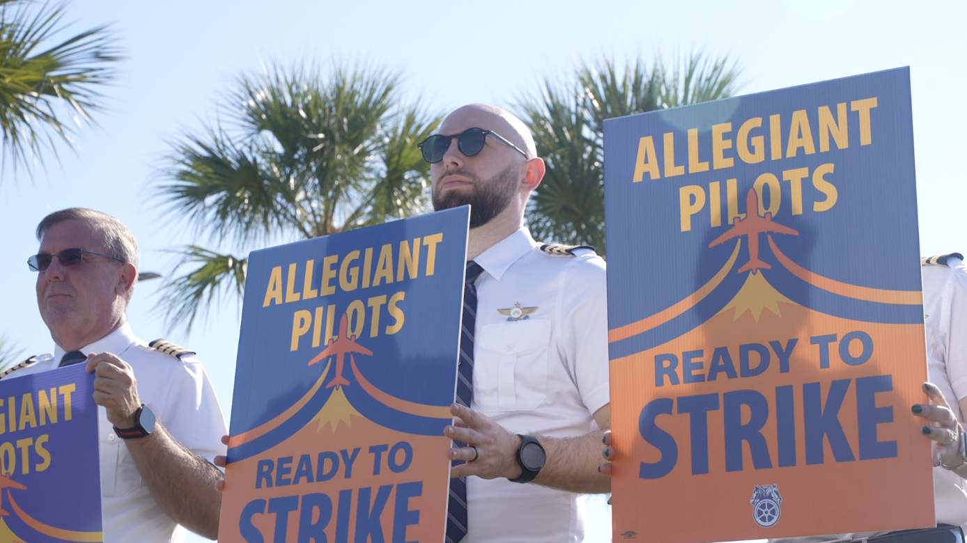 Pilots picketing 