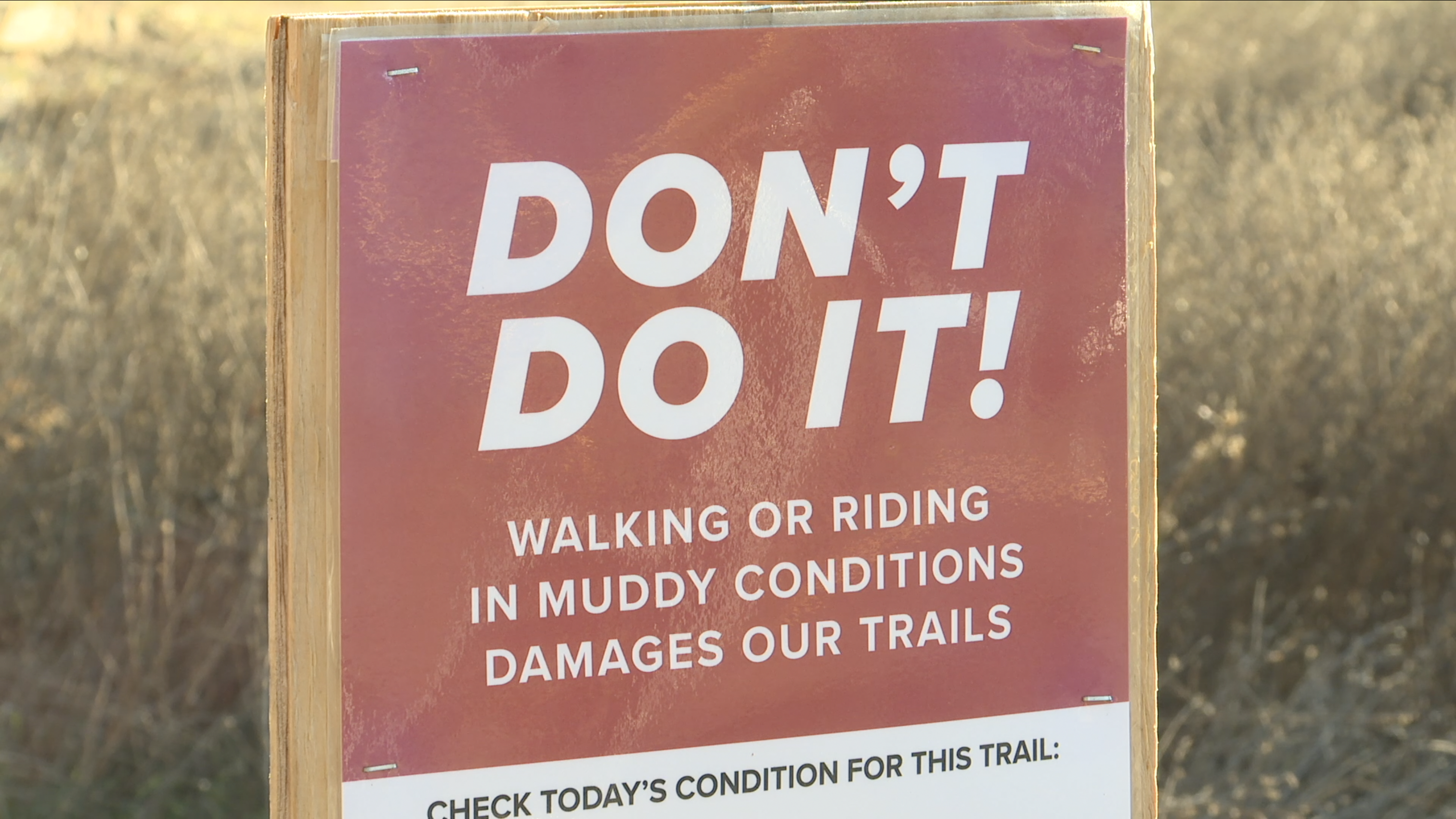 Sign urging against using muddy trails at Hero's Trail in Boise