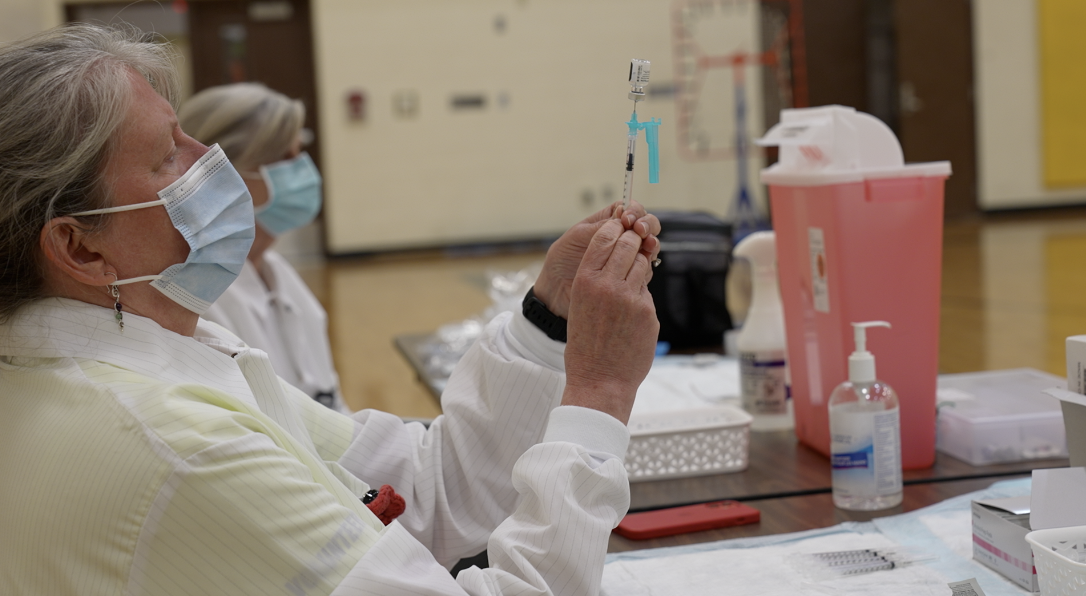 Sparrow nurse draws Pfizer vaccine for Waverly student clinic