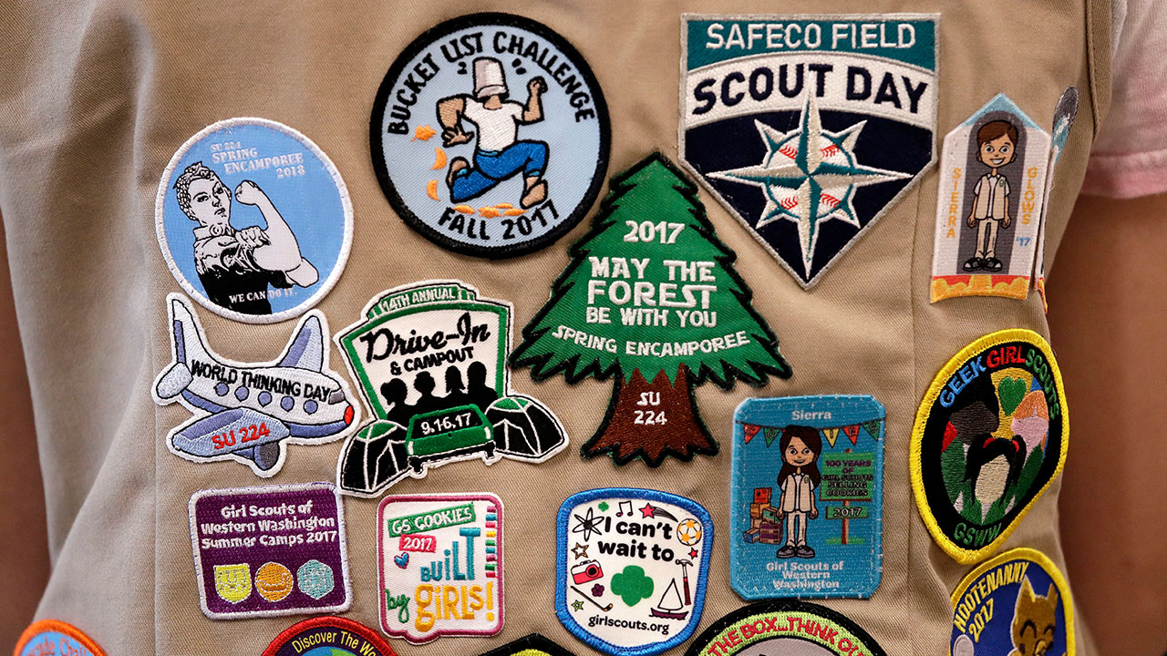 Girl-Scouts-vs-Boy-Scouts.jpg
