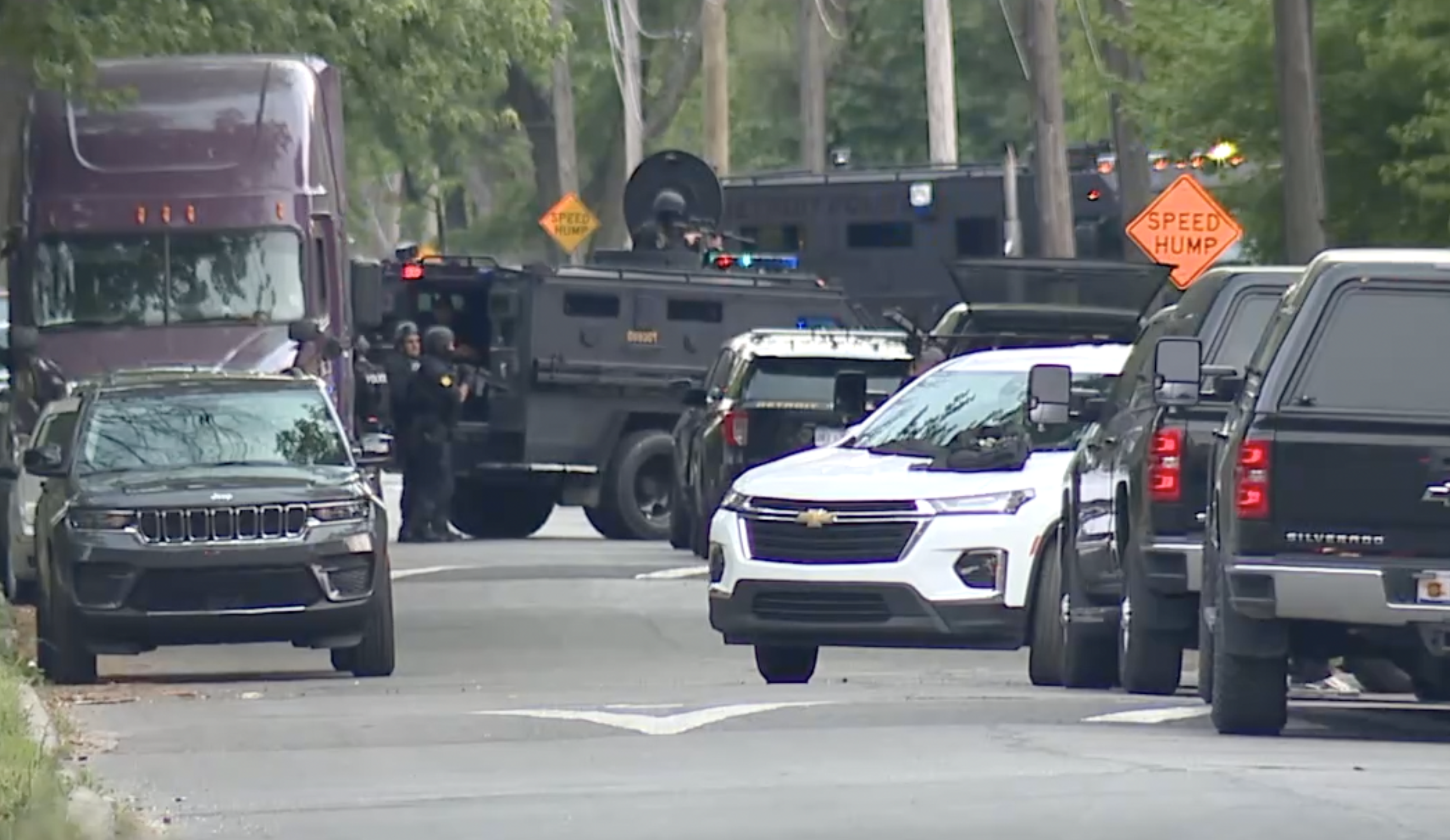 Detroit Police surround home barricaded gunman is believed to be in