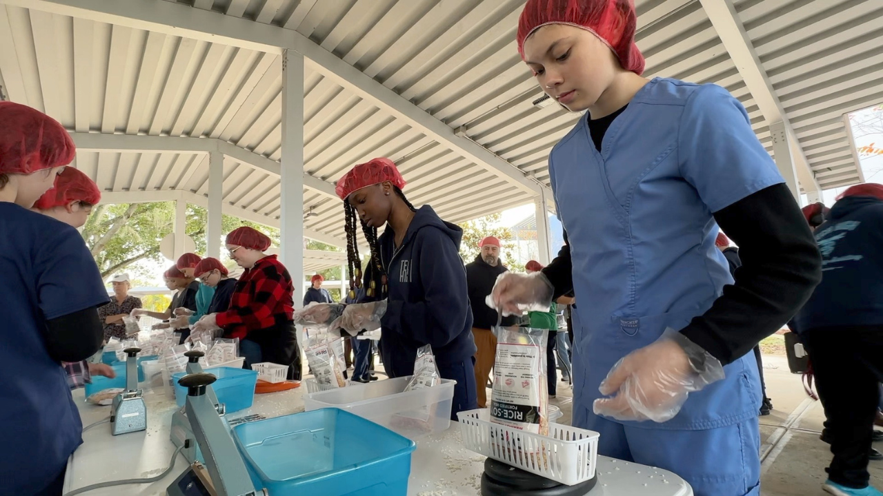students prep meals.png