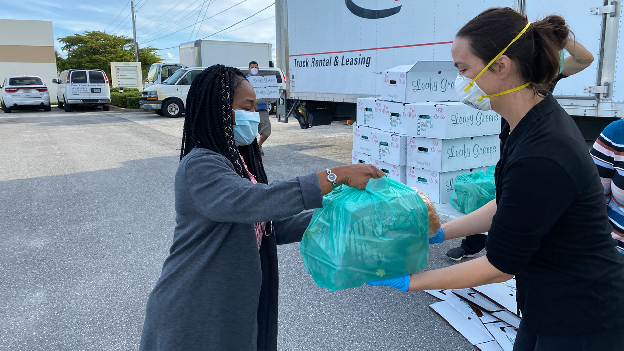Jupiter-Medical-Center-workers-get-free-food.jpg