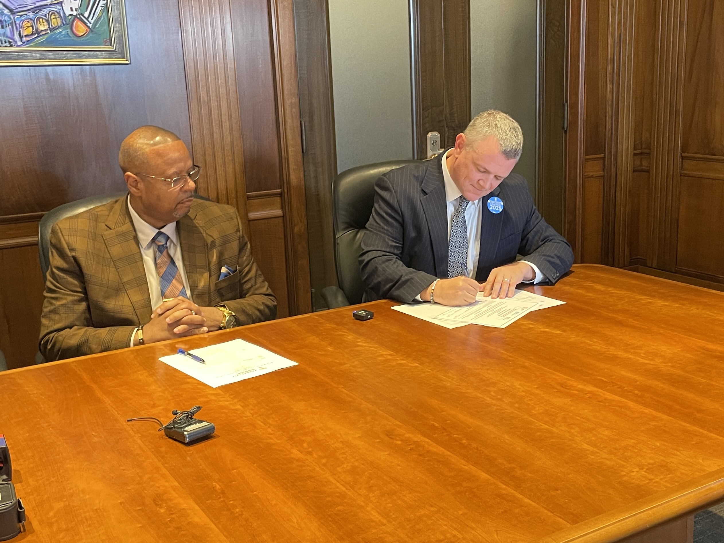 streetcar signing.jpg