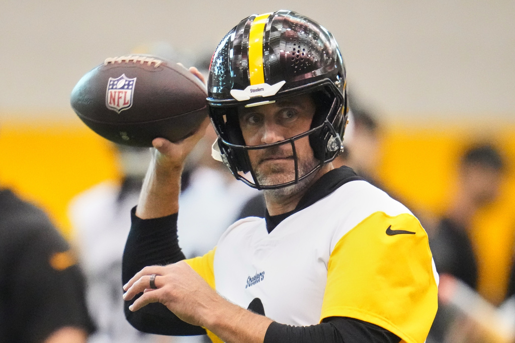 Pittsburgh Steelers quarterback Aaron Rodgers (8) throws during NFL football practice in Pittsburgh, Wednesday, May 20, 2026.