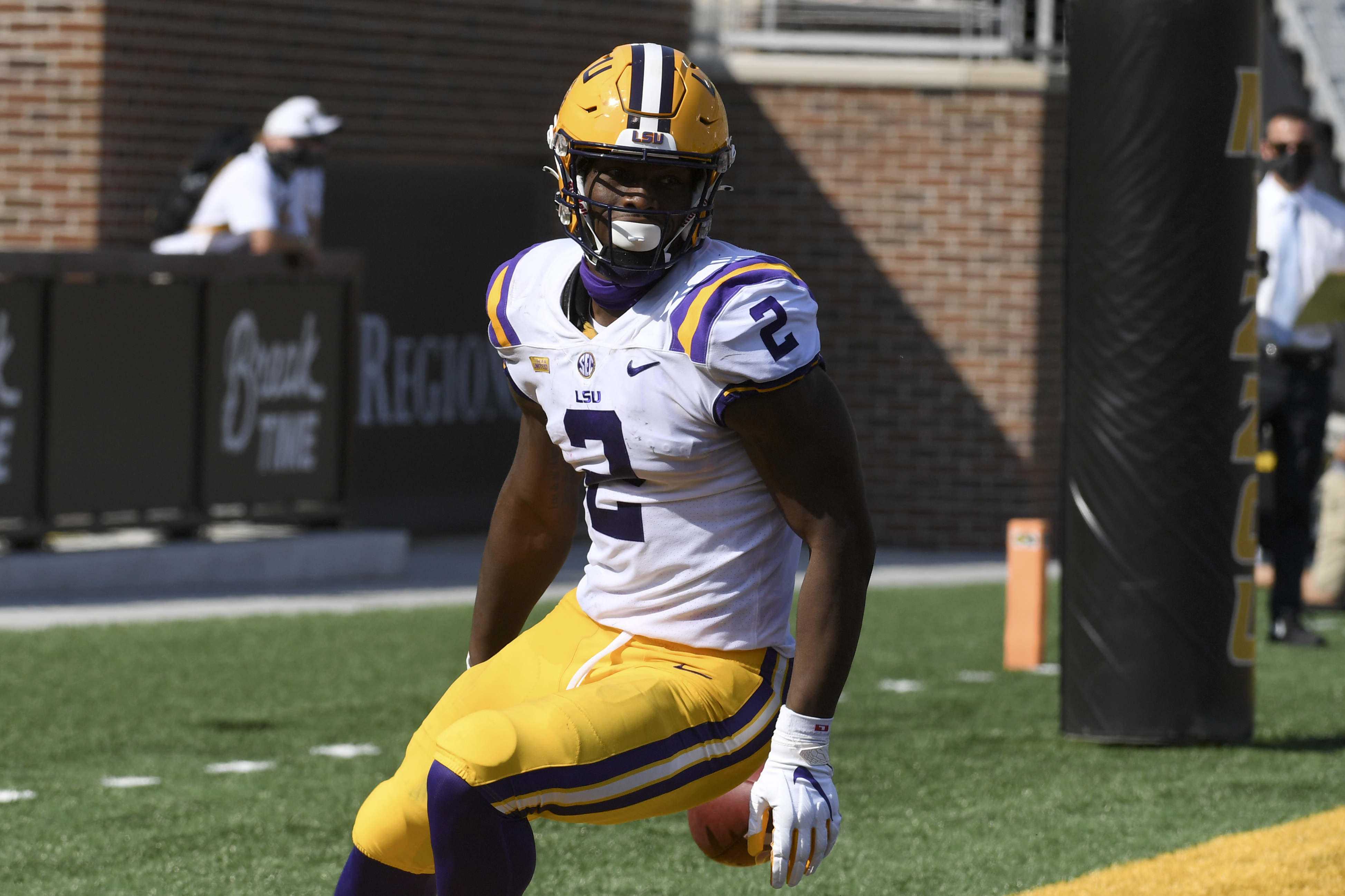 LSU Tigers tight end Arik Gilbert celebrates after scoring TD vs. Missouri Tigers in 2020