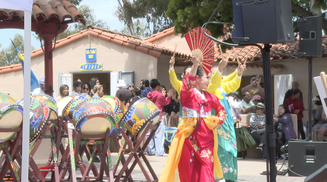 A performance by Korean dancers and instrumentalists. 