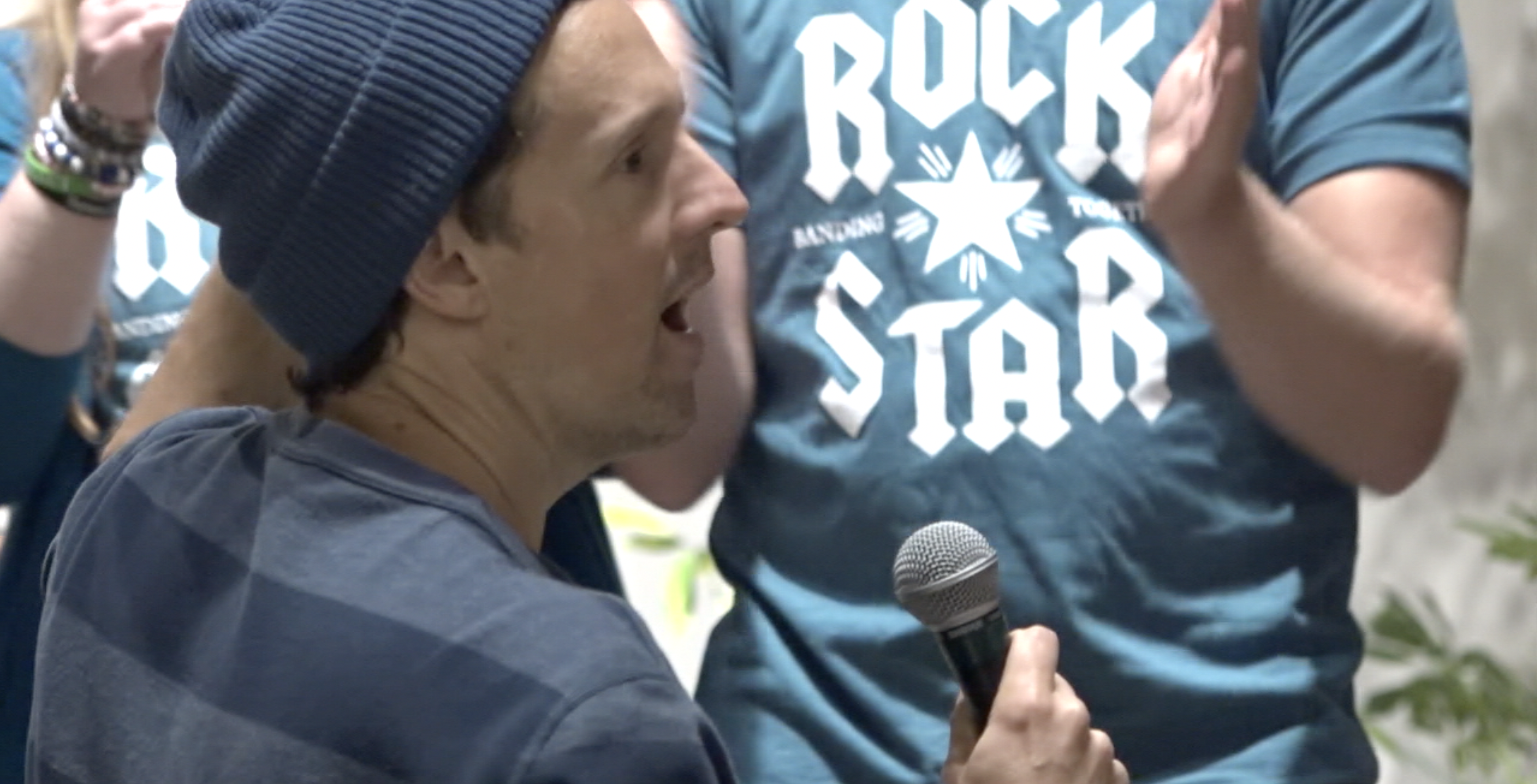 Jason Mraz singing with local students