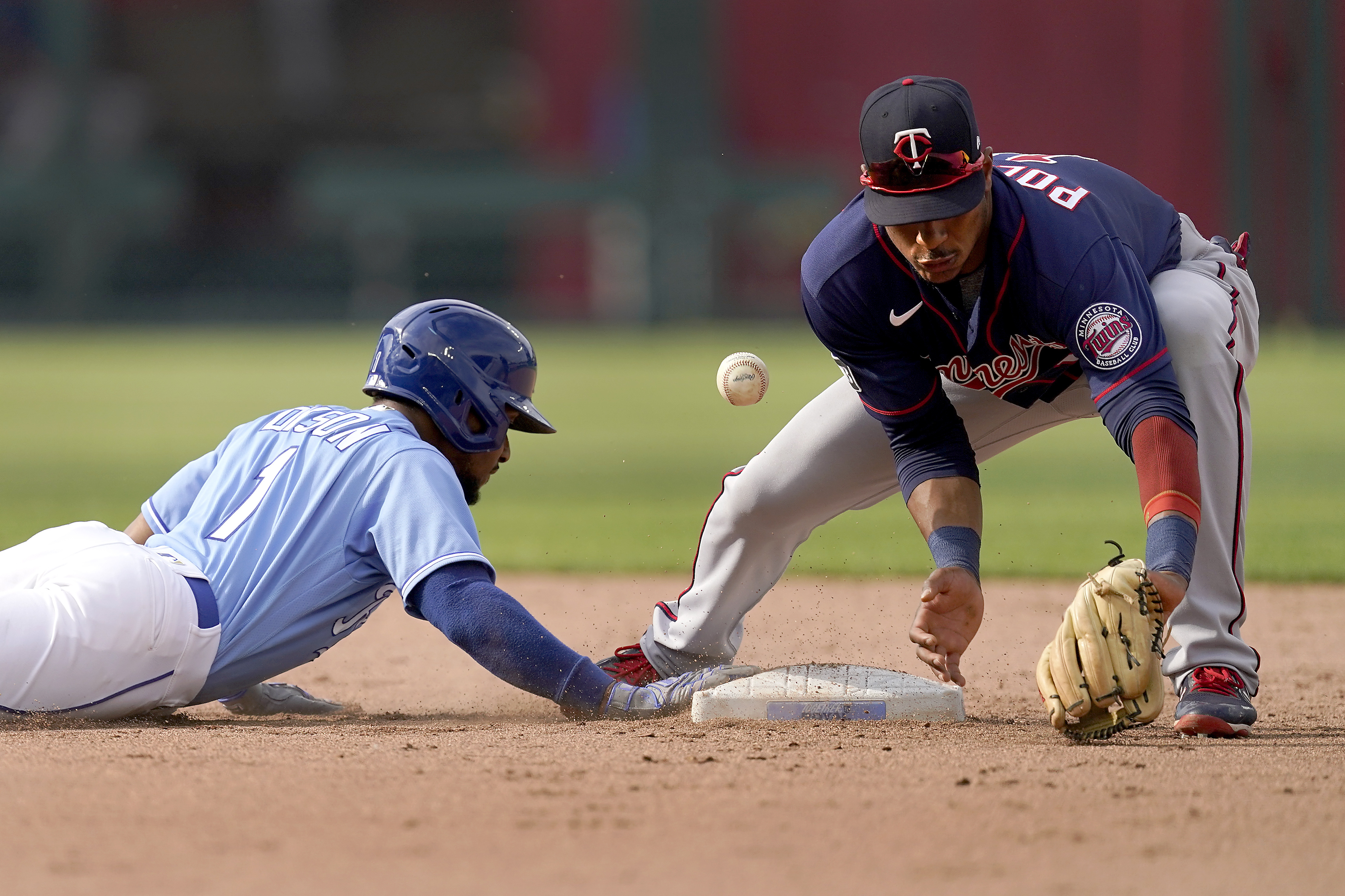 Jarrod Dyron safe vs Twins 