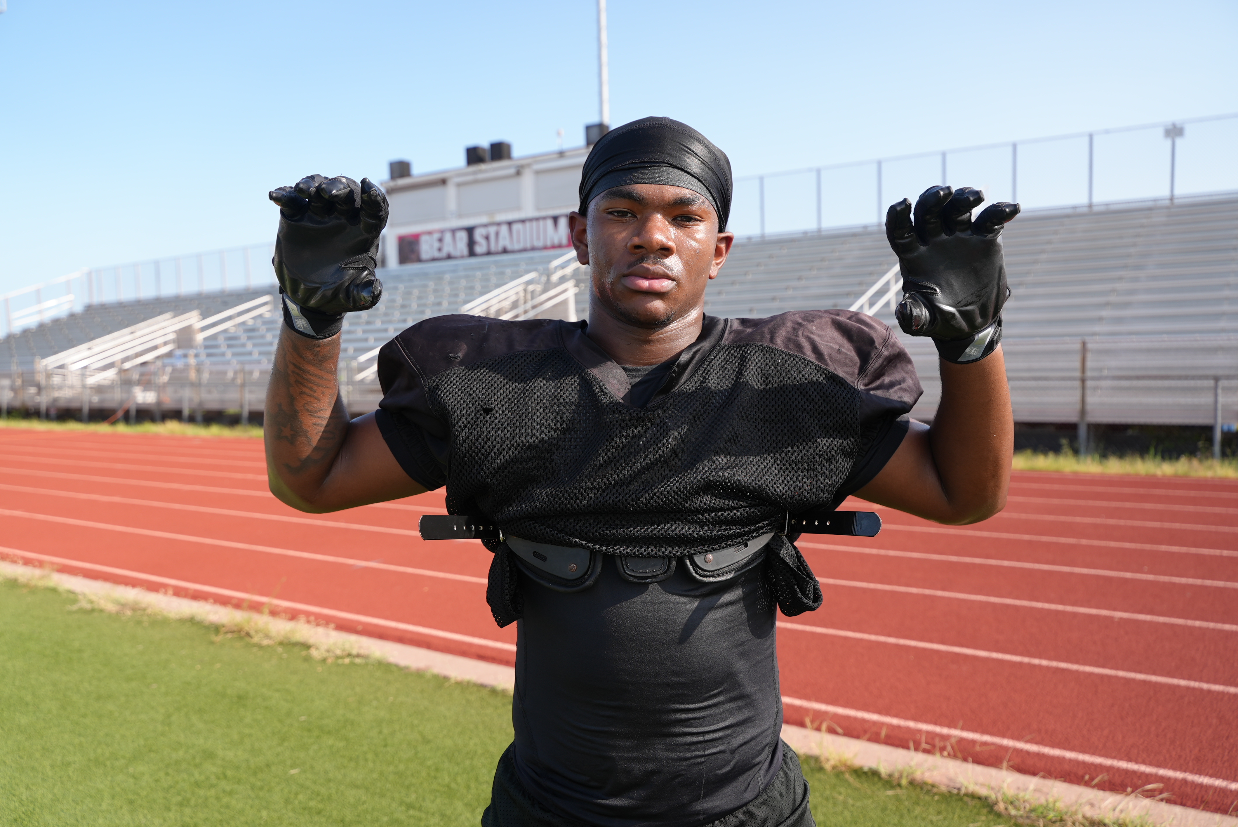 West Oso senior linebacker Trajhaun Vurns