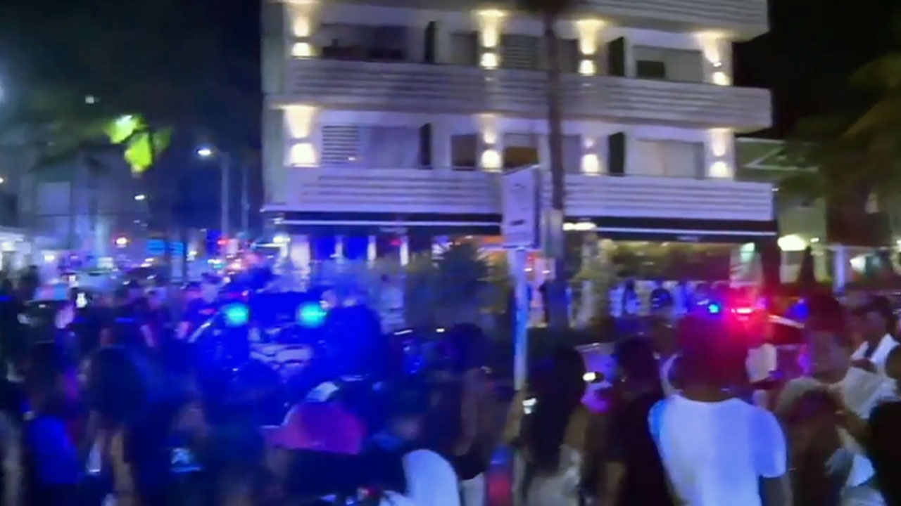 Crowds fill the street on Miami Beach during Spring Break in 2022