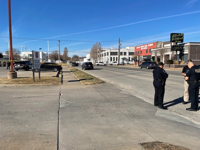 Man with machete shot and killed by Tulsa police near Archer and Denver downtown