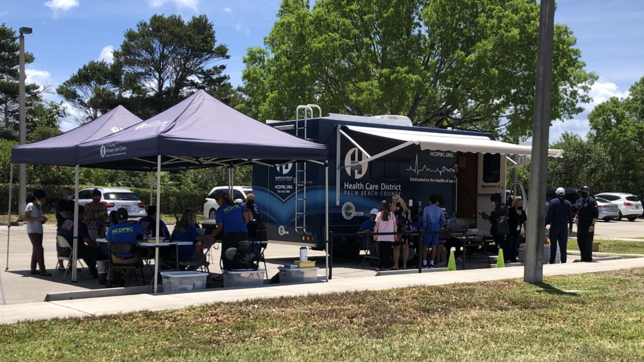 A pop-up COVID-19 vaccination clinic in Lantana on May 17, 2021.jpg