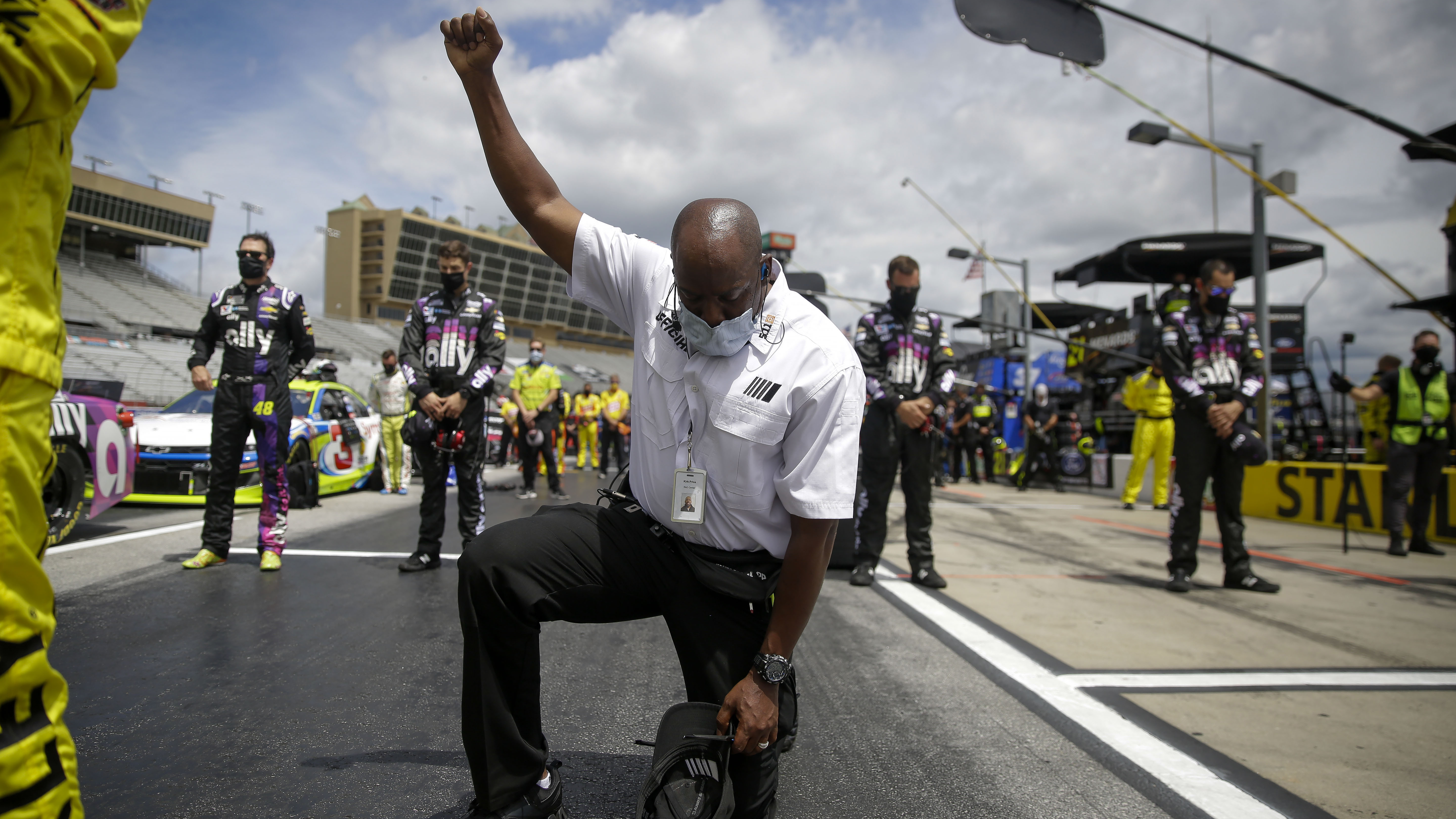 nascar-knee