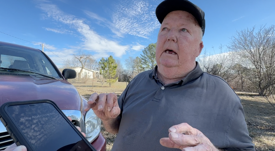 Randy Beaird speaks with Mayor Abercrombie