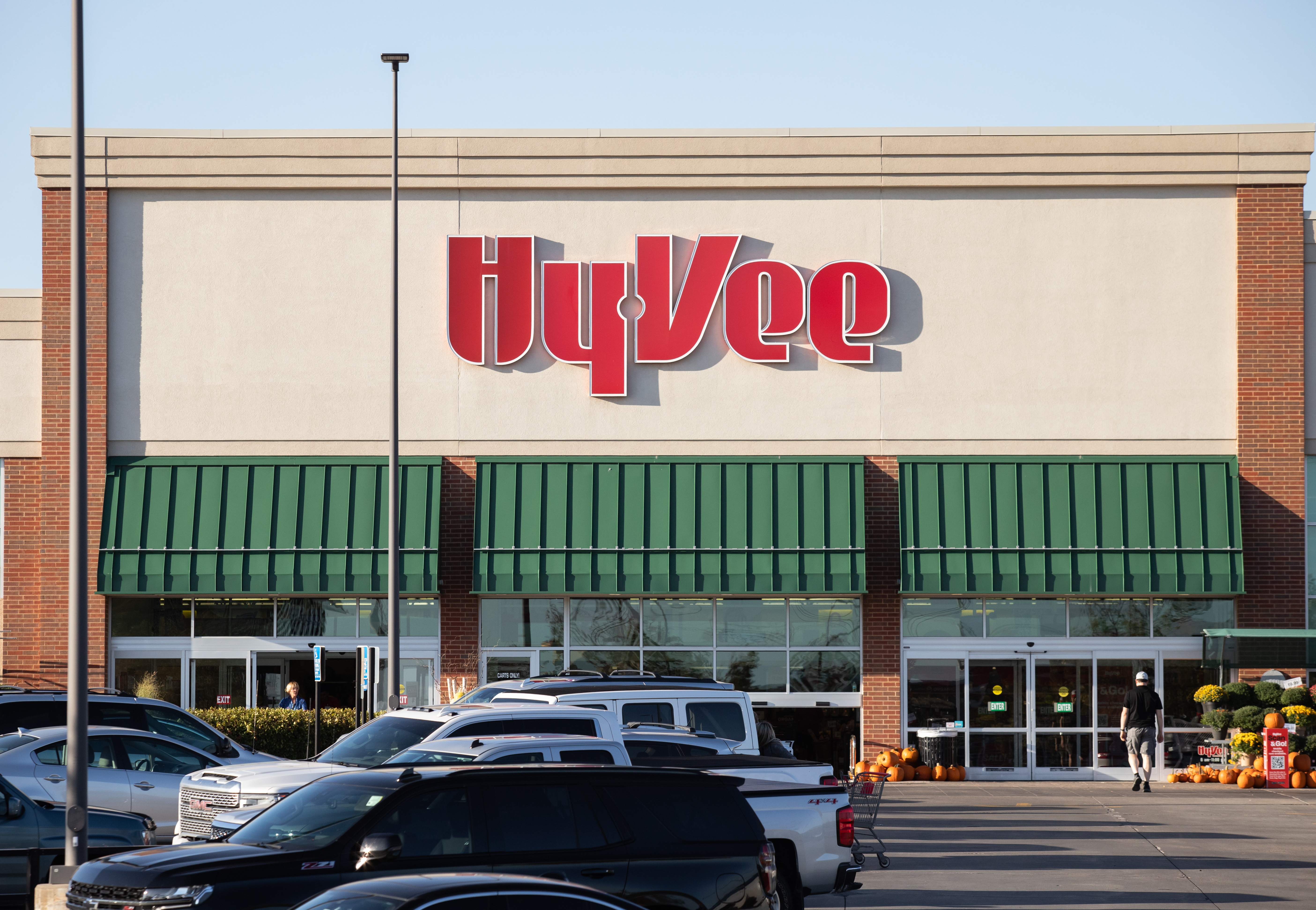 Hy-Vee grocery store front view