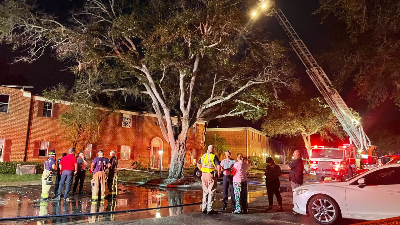 Firefighters battle fire at Bradenton apartment complex