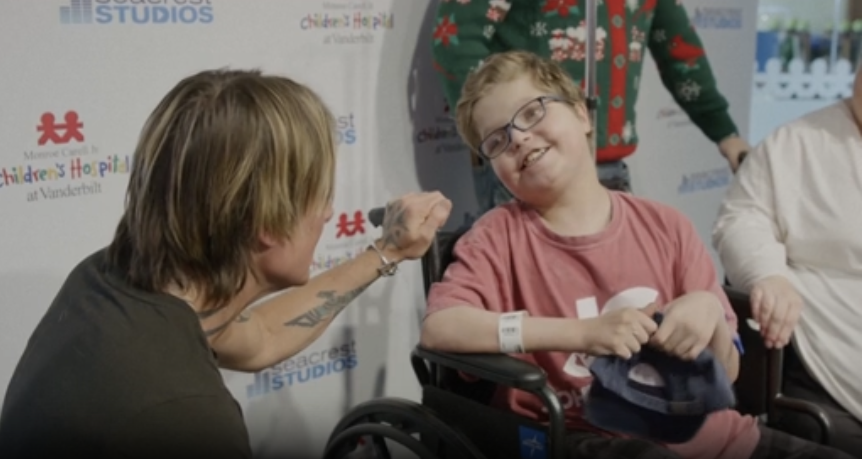 Keith Urban visiting children at Vanderbilt University Medical Center