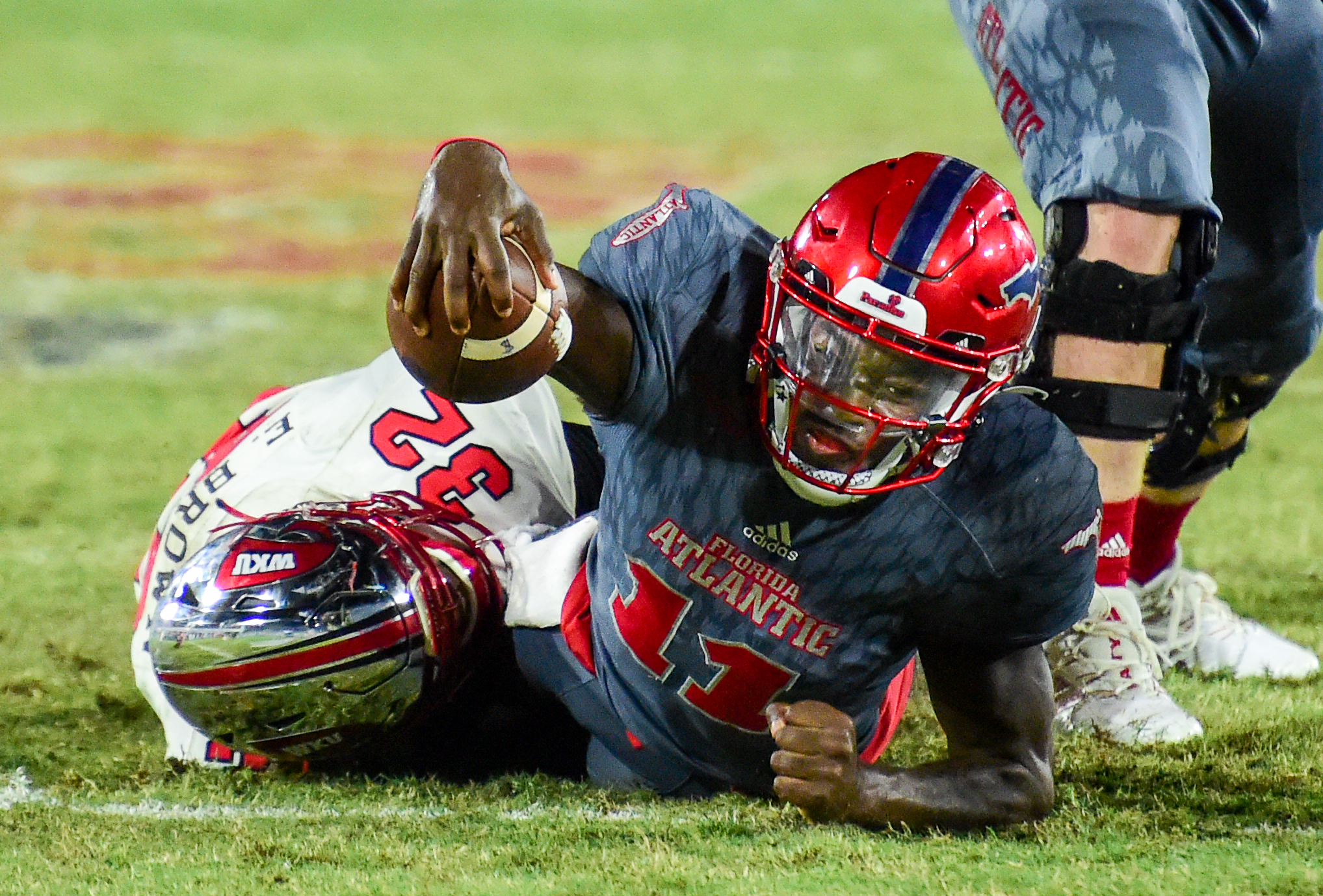 FAU Owls QB Javion Posey reaches for yardage vs. Western Kentucky Hilltoppers in 2020