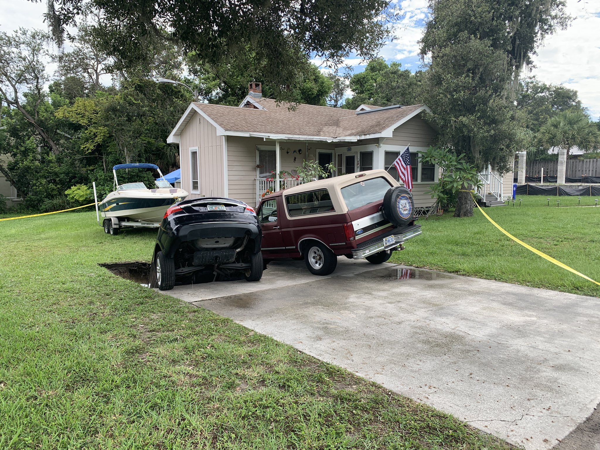 Palm Harbor car in hole.jfif