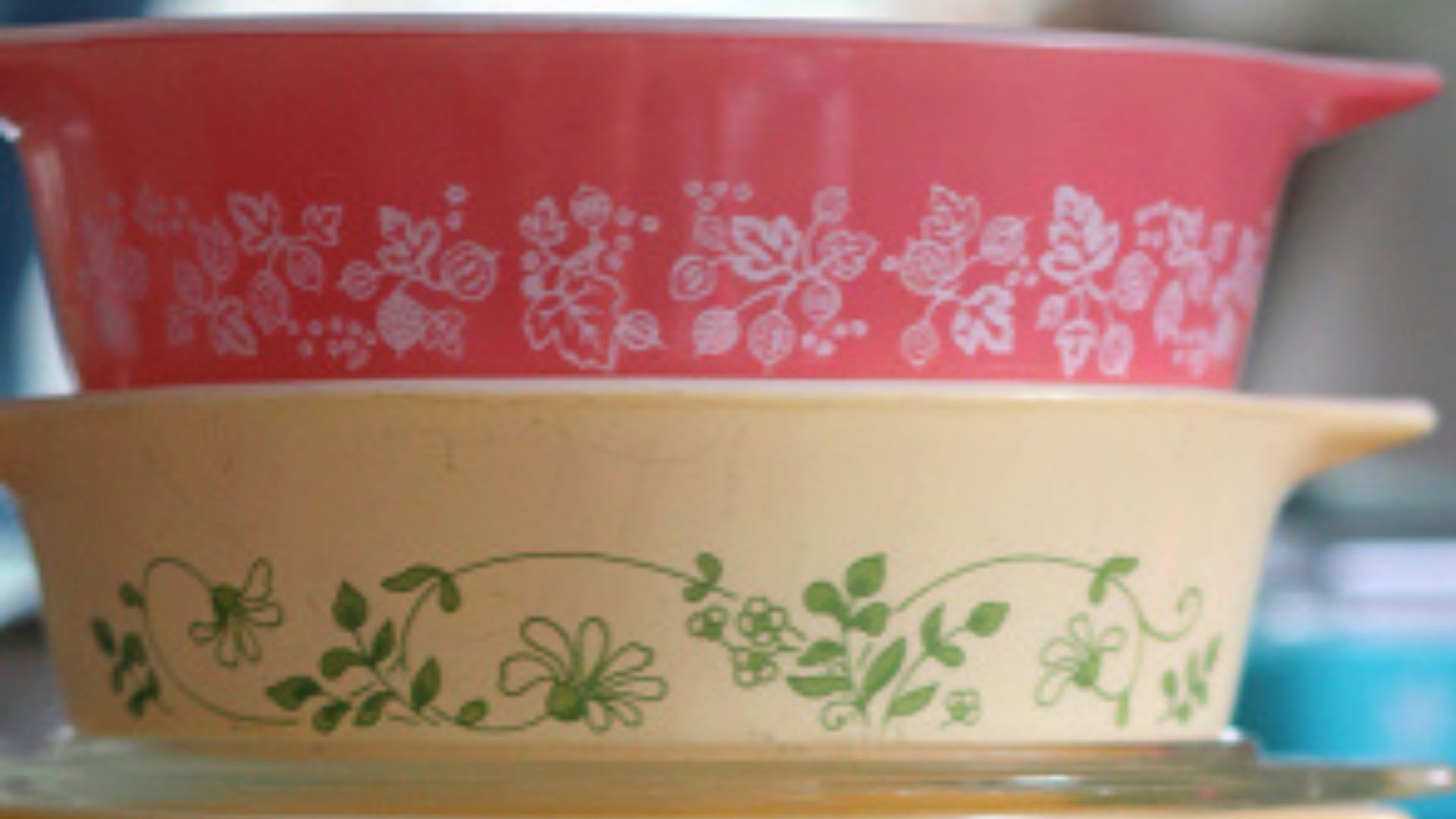 Vintage Pyrex bowls.