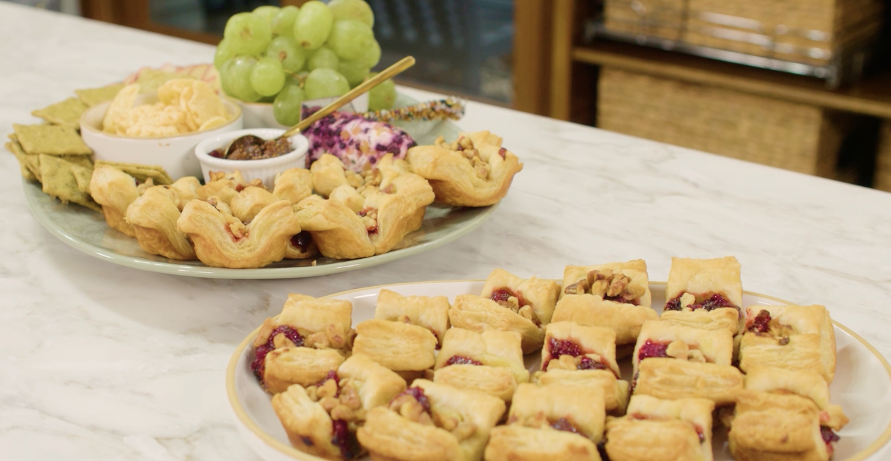 Sweet and spicy baked cranberry brie bites