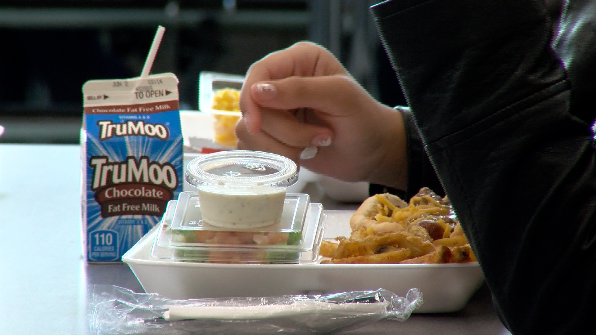 Generic kids eating at school.jpg