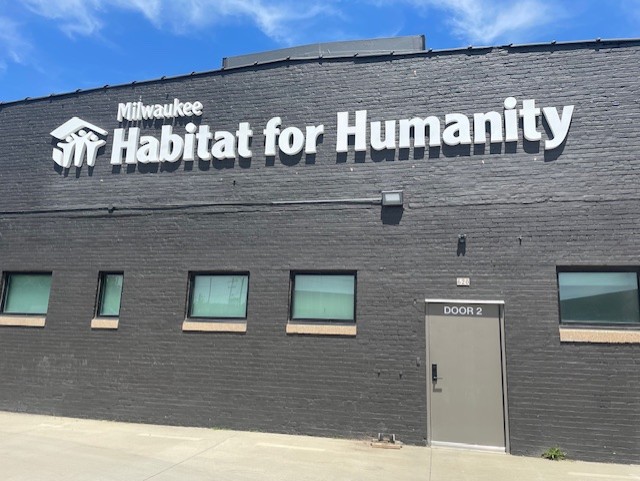 Brewers players help build hope with Milwaukee Habitat for Humanity