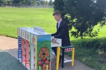 lexplaypiano.JPG
