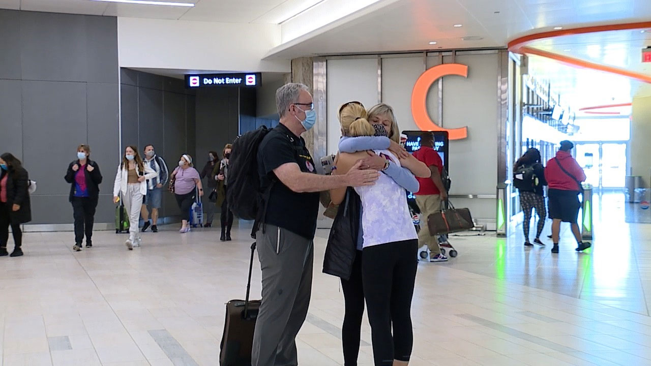 Memories-are-made-as-planes-land-on-Thanksgiving-at-TPA-1-WFTS.jpg
