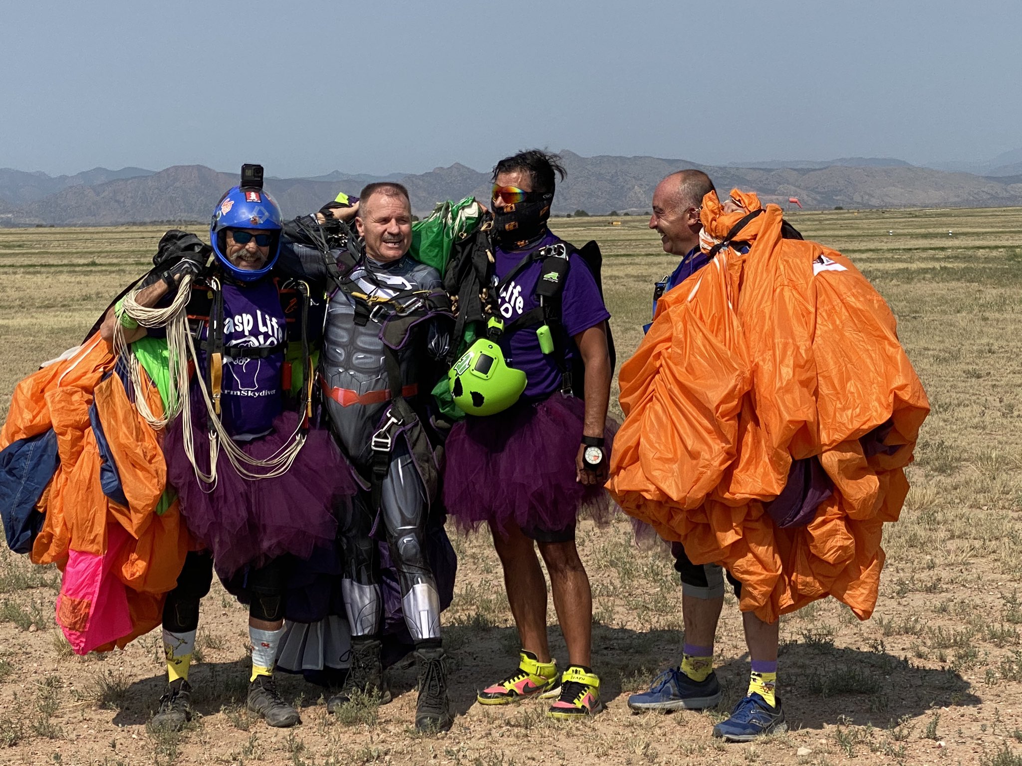 Skydiver with 1 arm takes 1,000th leap