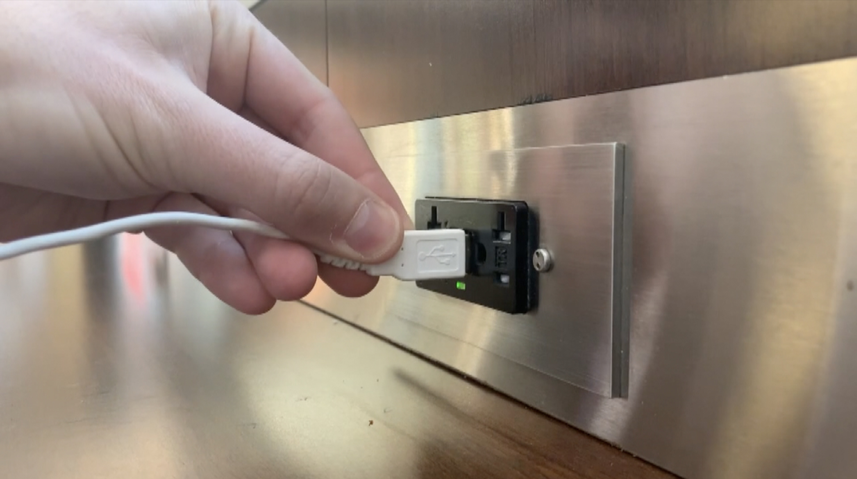 FBI warns about "juice jacking" when plugging into public USB charging stations