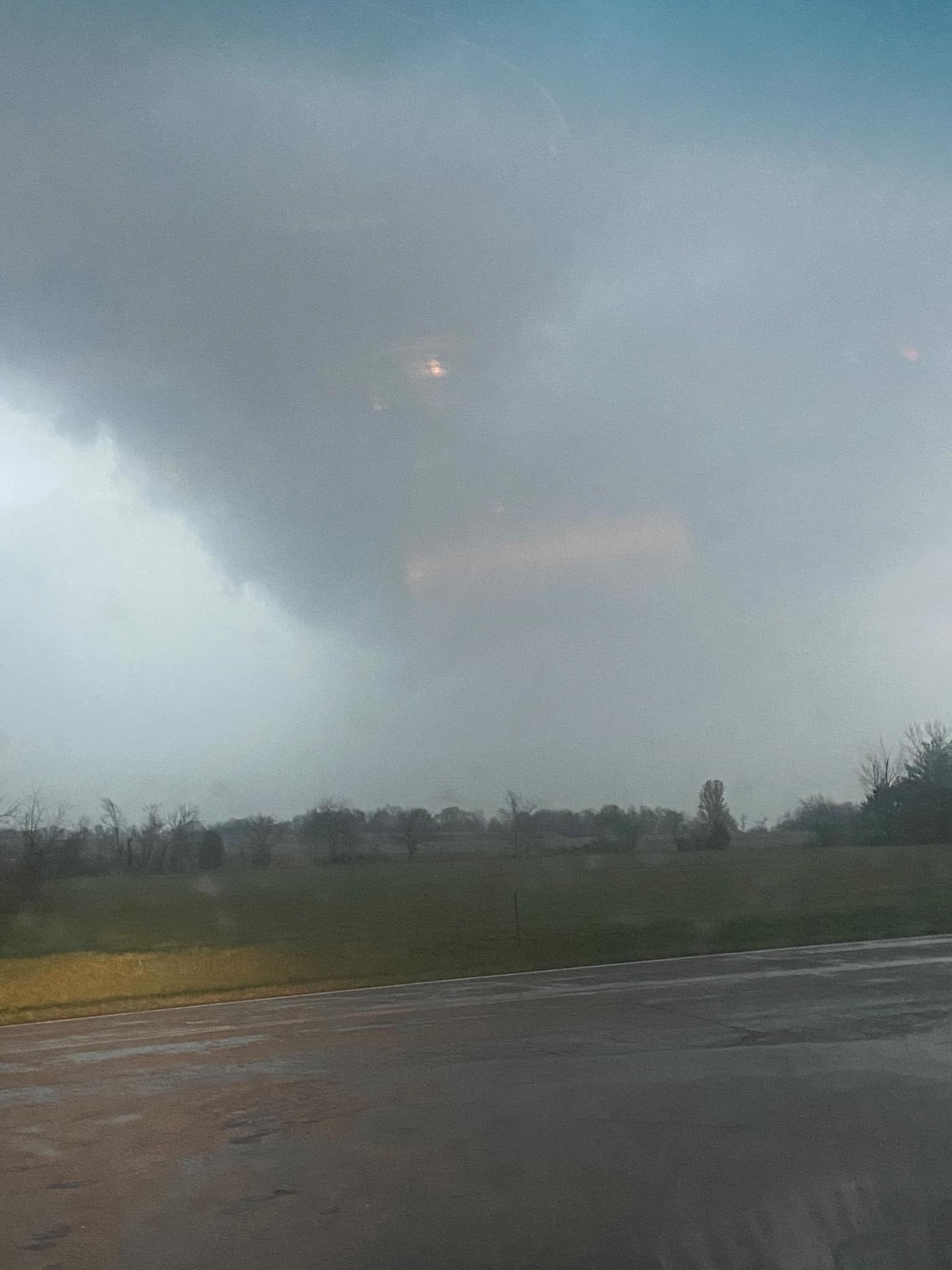 COURTESY ANDY HICKS STORM SPOTTER CLINTON, MO.jpg