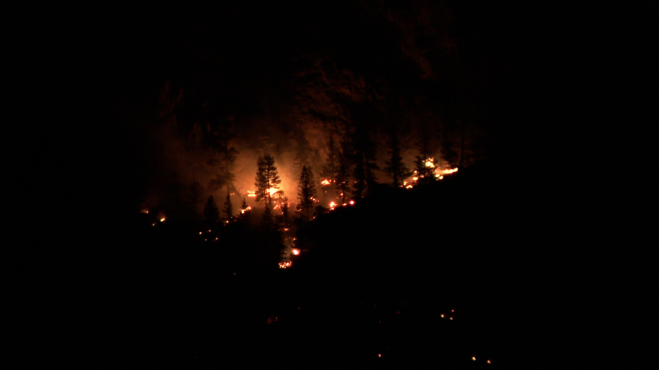 'We're probably not going to sleep tonight,': Estes Park residents anxious amid Kruger Rock fire 